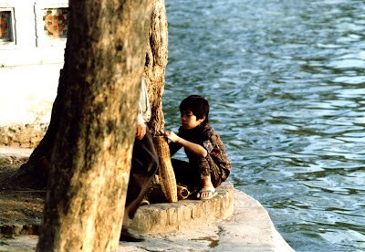 Hai cậu bé thả lờ đánh cá bên Hồ Hoàn Kiếm.
